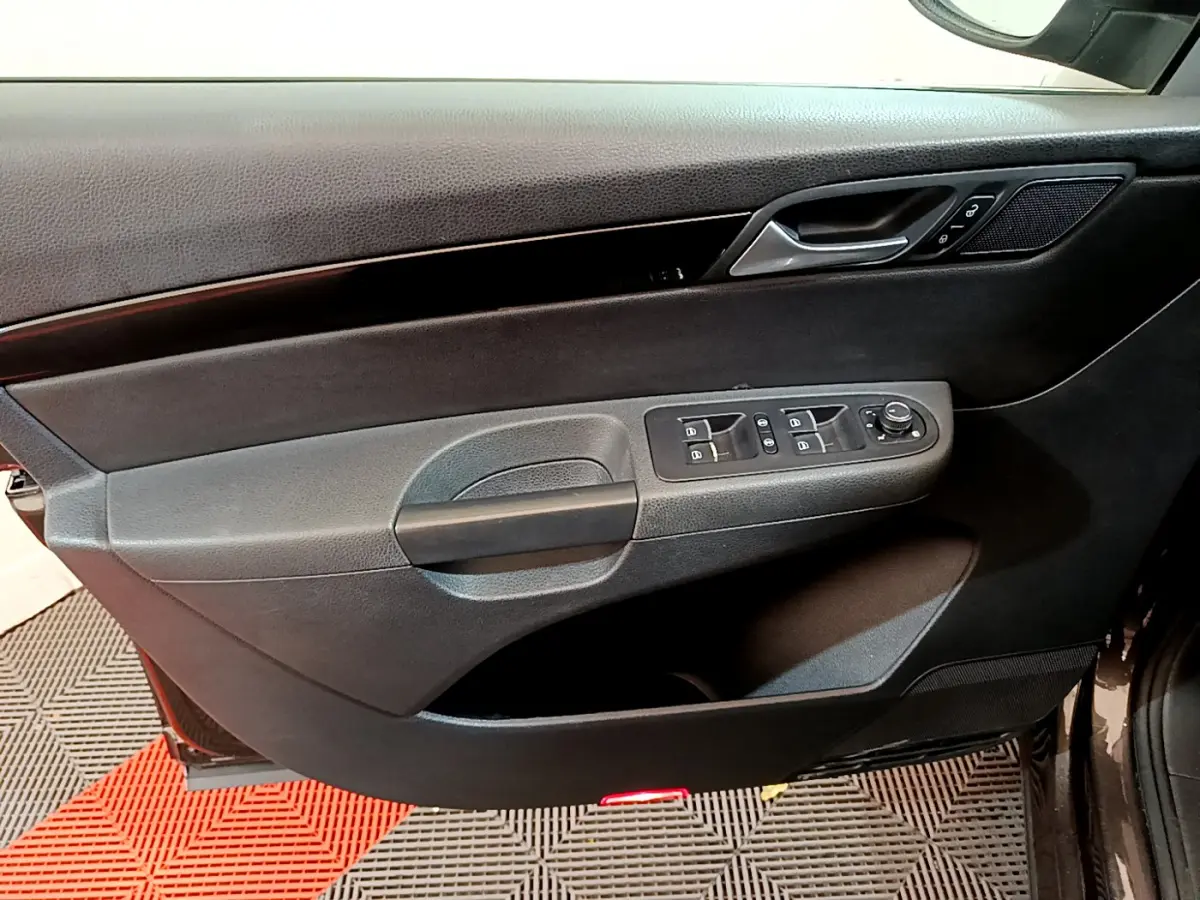 Panneau de porte avant gauche noir avec commandes électriques sur Volkswagen Sharan marron 2017 vue intérieure