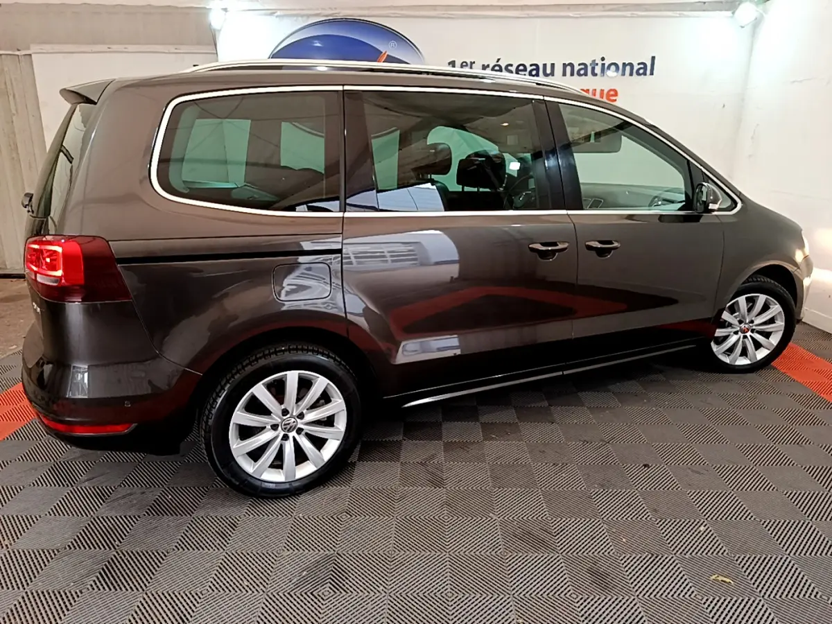 Volkswagen Sharan marron vue de profil côté droit dans un garage avec jantes alliage et vitres teintées.
