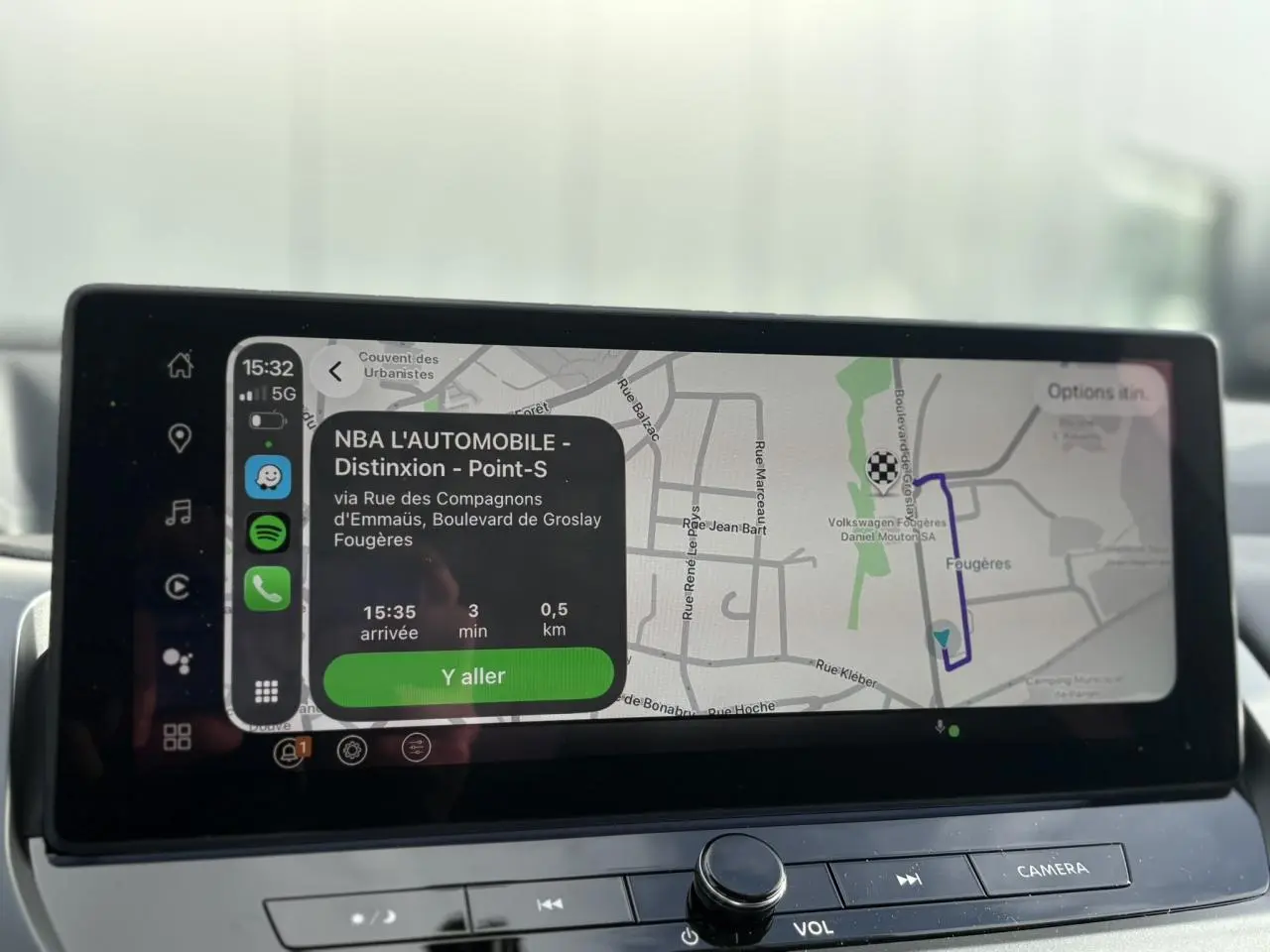 Écran tactile intérieur du Nissan Qashqai 2025 montrant la navigation avec carte et options connectées.
