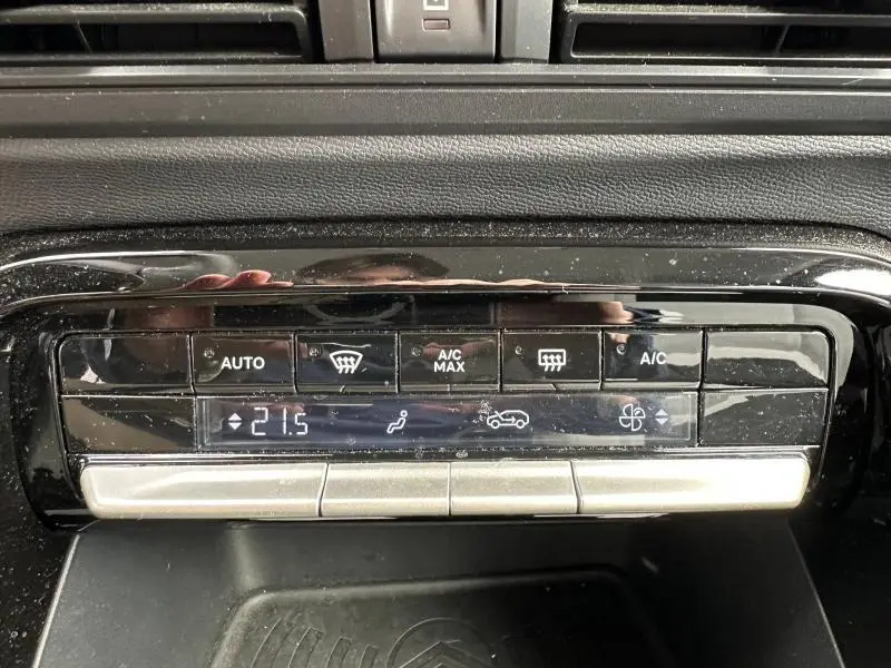 Détail du panneau de commande de climatisation digitale de la Citroën C3 1.2 Turbo 100ch MAX 2025 en gris Mercury.