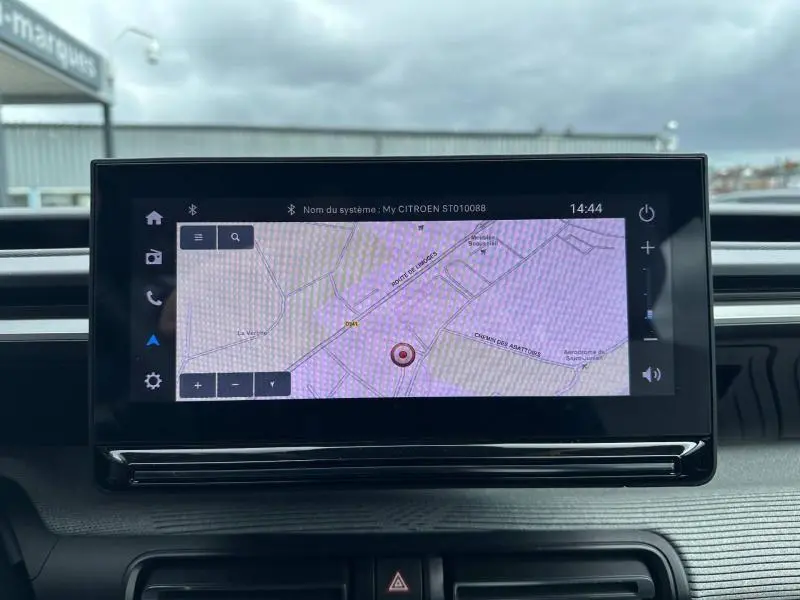 Écran tactile central du tableau de bord de la Citroën C3 2025 affichant la navigation GPS en extérieur.