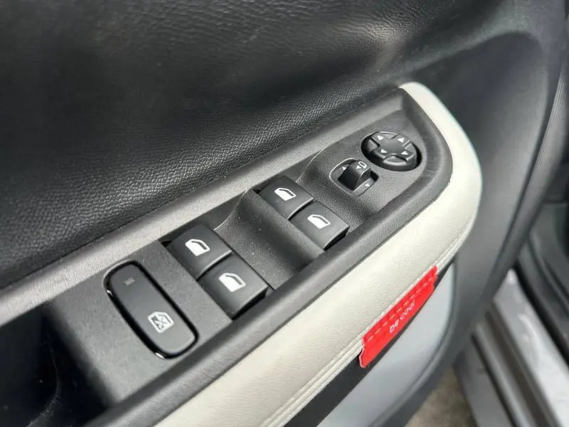 Gros plan sur les commandes des vitres et rétroviseurs côté conducteur de la Citroën C3 2025 en Gris Mercury.