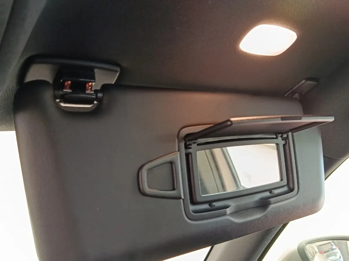 Détail intérieur du pare-soleil côté conducteur avec miroir éclairé d'une Mercedes Classe A gris clair 2020.