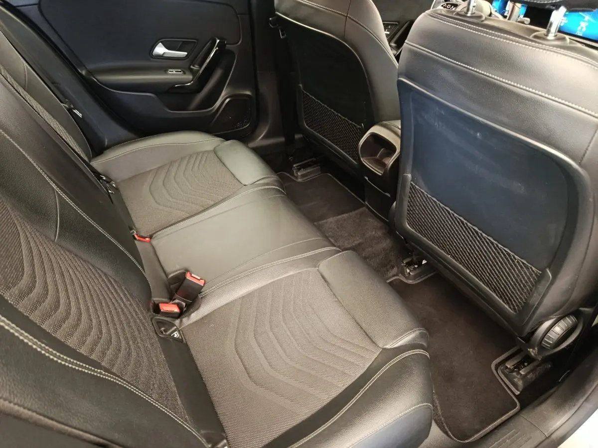 Vue intérieure arrière côté droit des sièges en cuir noir de la Mercedes Classe A 180 Business Line 2020.