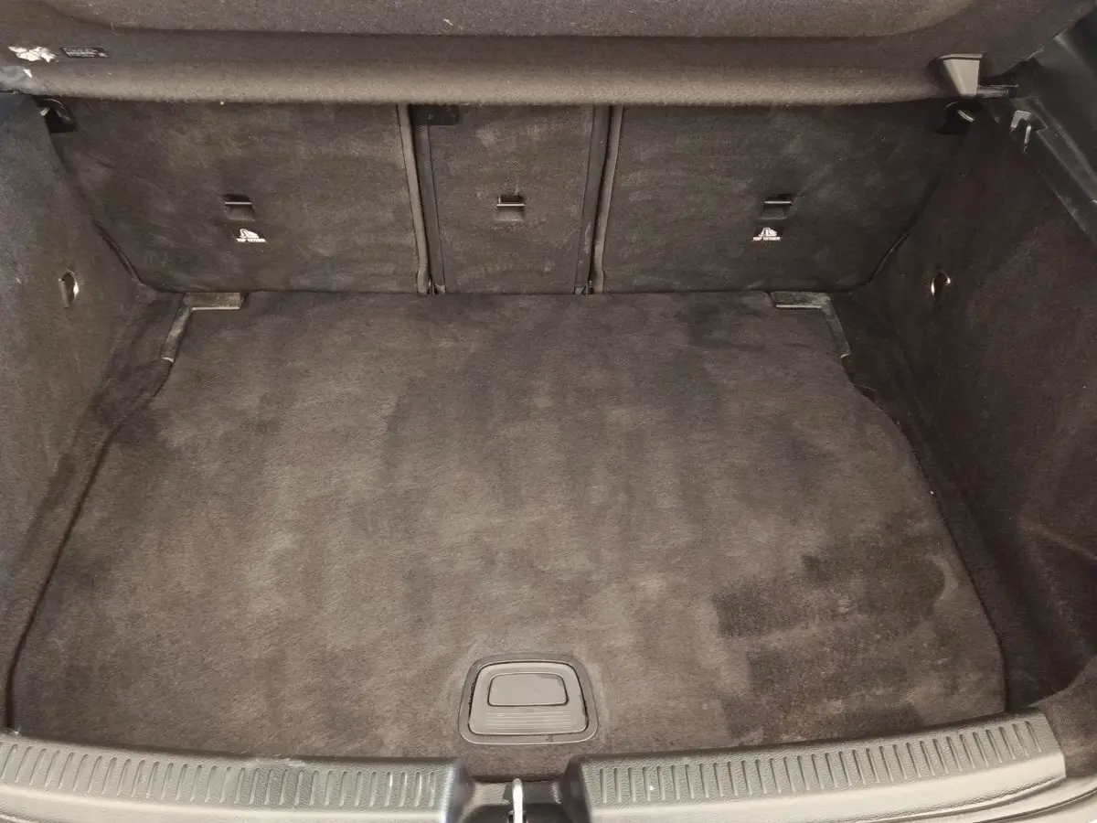 Coffre vide en vue plongeante d'une Mercedes Classe A 180 Business Line 2020, revêtement intérieur noir.