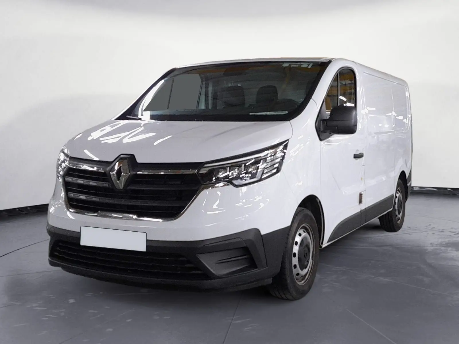 Vue 3/4 avant d’un Renault Trafic Fourgon blanc minéral 2024 avec calandre noire et jantes acier simples.