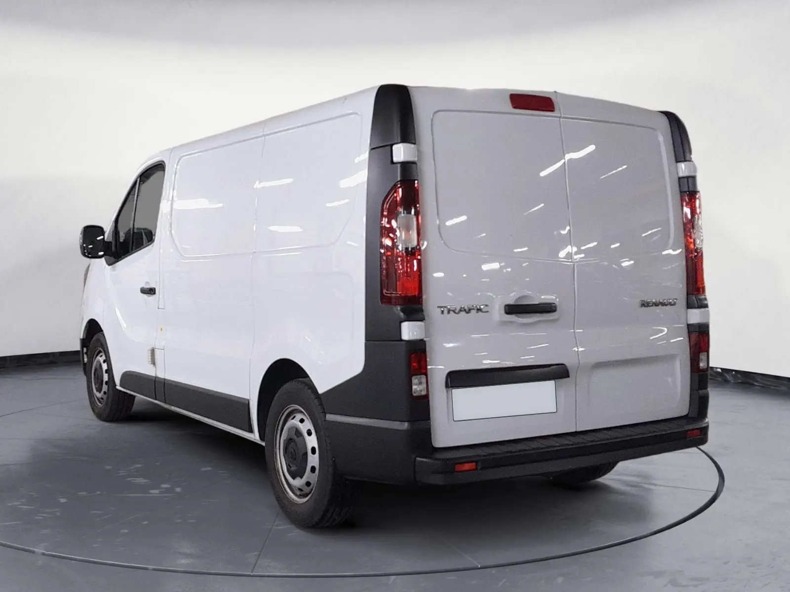 Renault Trafic Fourgon blanc minéral vu en 3/4 arrière droit, avec portes arrière fermées et détails noirs contrastants.