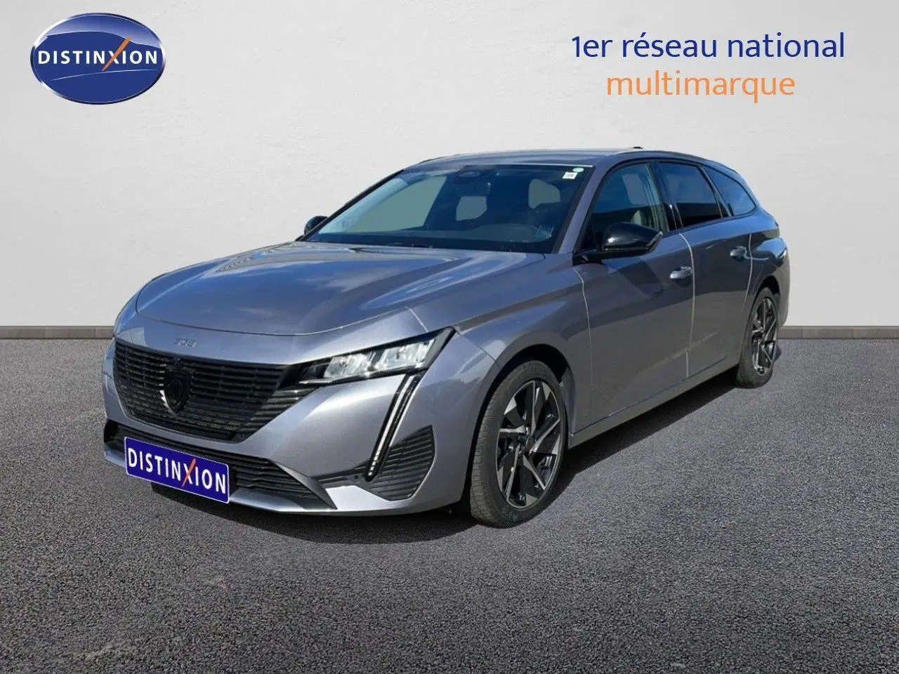 Peugeot 308 SW Hybrid gris Artense métal vue 3/4 avant droit, avec calandre noire et jantes alliage bicolores.