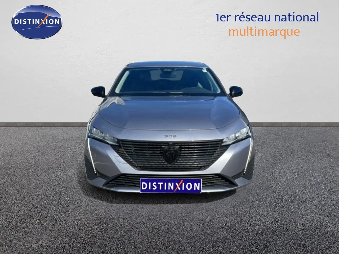 Vue avant d'une Peugeot 308 SW Hybrid 145ch gris Artense métal avec calandre noire et feux LED fins.