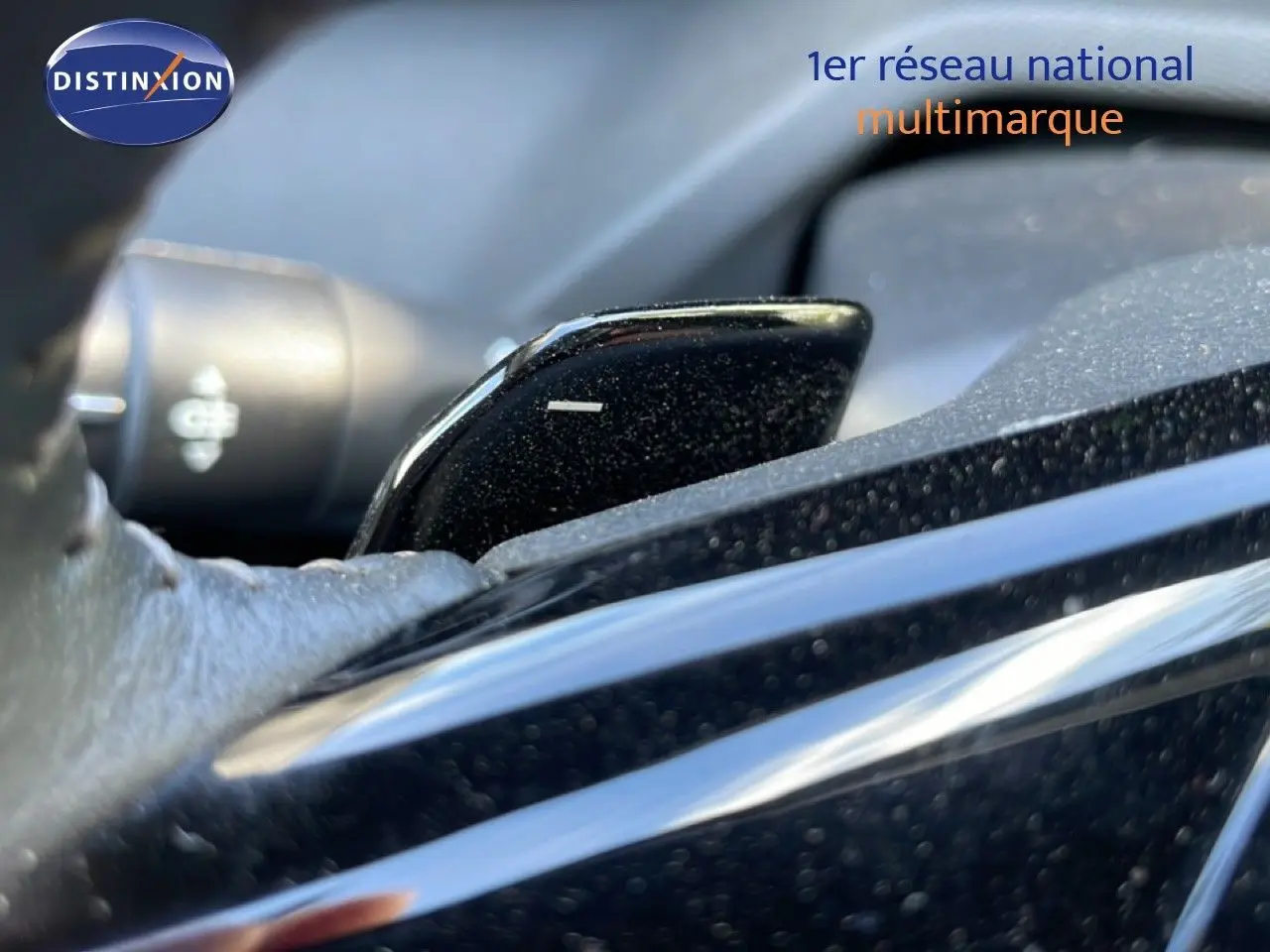 Gros plan sur la palette de changement de vitesse noire à l'intérieur d'une Peugeot 308 SW Hybrid 145ch 2025.