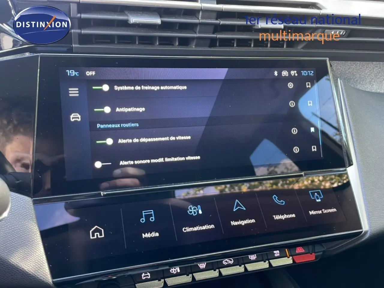 Vue rapprochée de l'écran tactile central du Peugeot 308 SW Hybrid 2025, affichant les réglages d'assistance à la conduite.