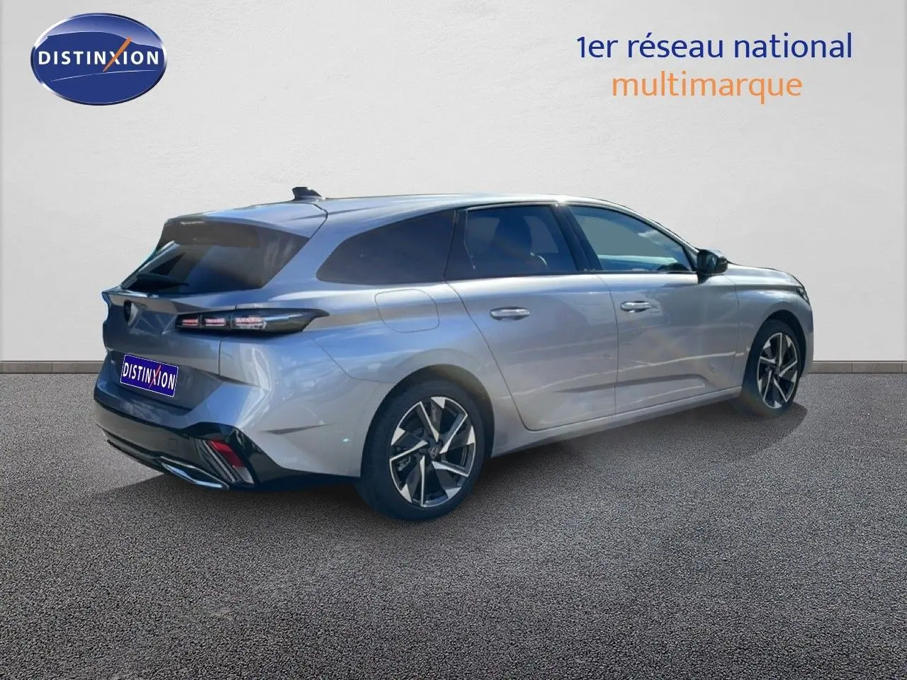 Peugeot 308 SW gris Artense métal vue 3/4 arrière droit, avec jantes alliage et vitres teintées.