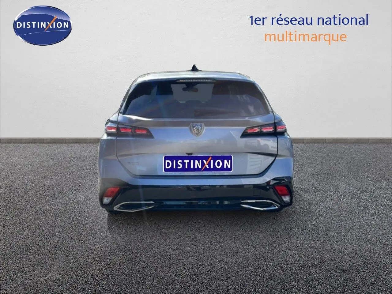 Vue arrière d'une Peugeot 308 SW Hybrid 145ch finition Allure en gris Artense métal, avec feux LED et double sortie d'échappement.