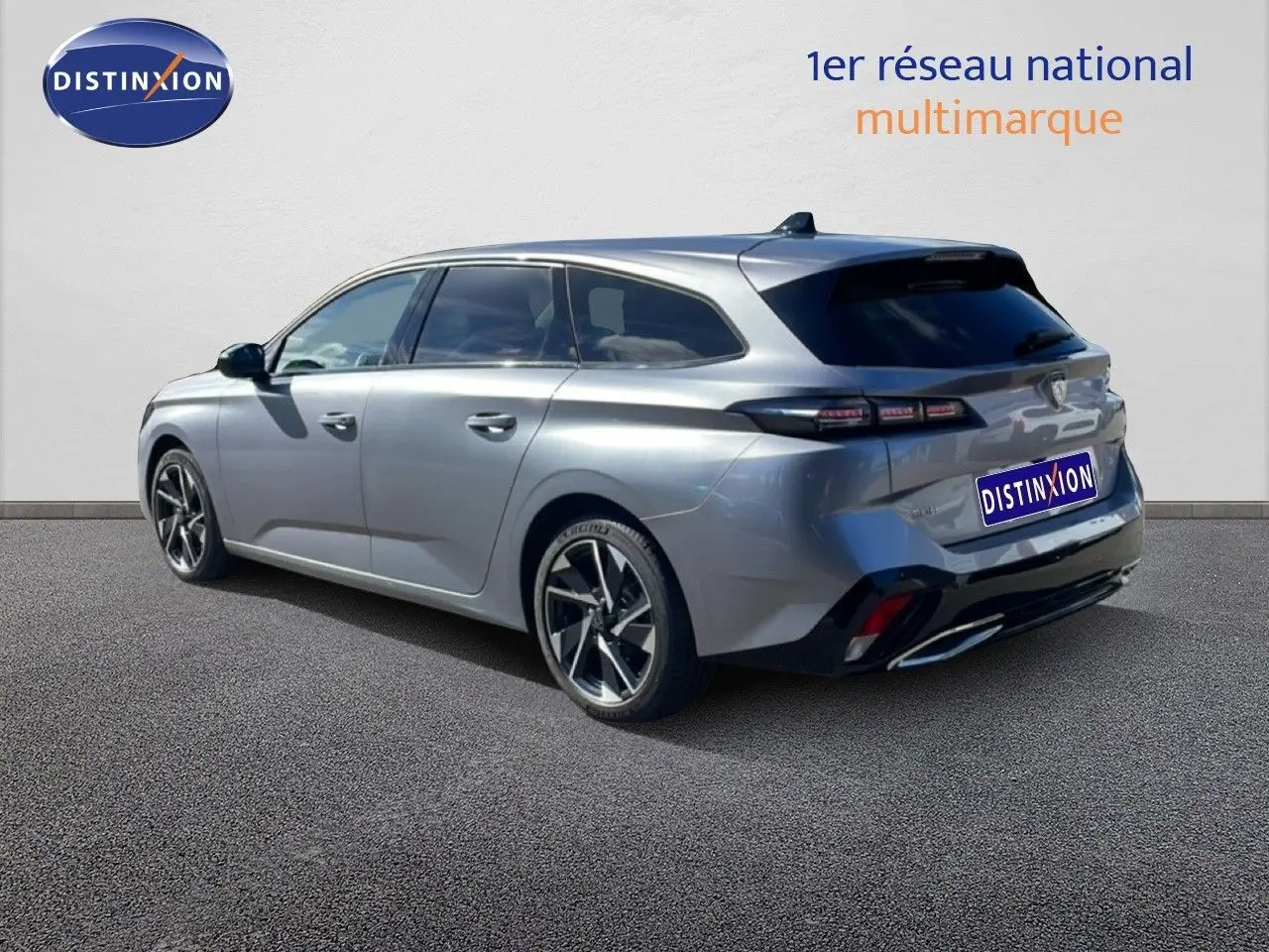 Peugeot 308 SW gris Artense métal vue 3/4 arrière droit, avec jantes alliage et vitres teintées.