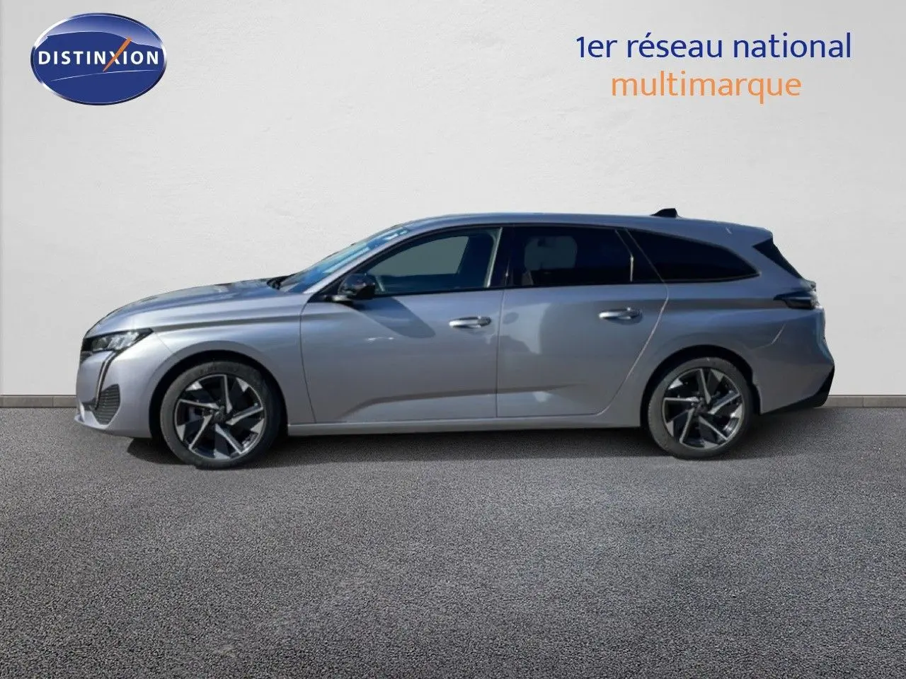 Profil latéral droit d’une Peugeot 308 SW gris Artense métal de 2025 avec jantes alliage bicolores et toit noir.