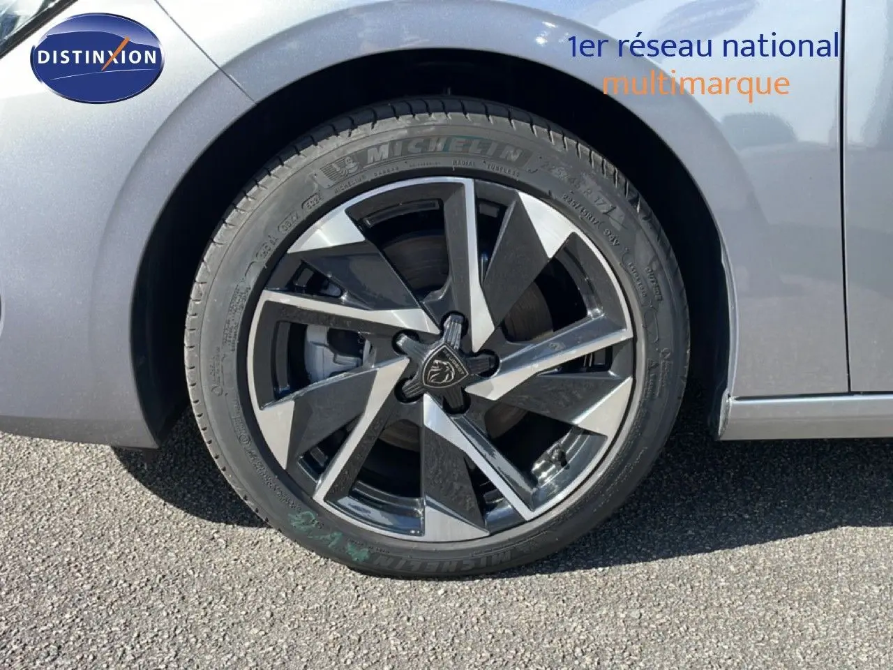 Gros plan sur la roue avant droite d’une Peugeot 308 SW gris Artense métal avec jante alliage bicolore.