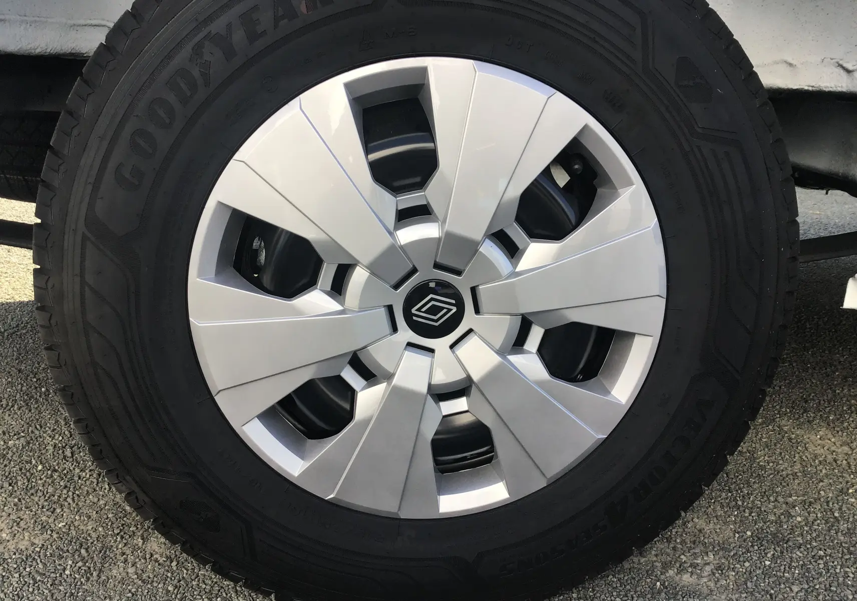 Gros plan sur la jante argentée et le pneu Goodyear du Renault Master blanc L2H2 Diesel 2025.
