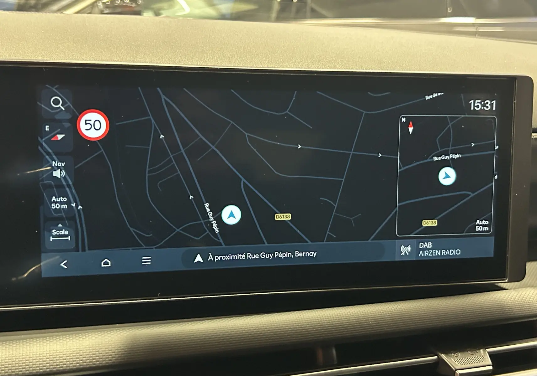 Écran tactile central du Hyundai Tucson 2025 affichant la navigation avec carte et informations de vitesse en intérieur.