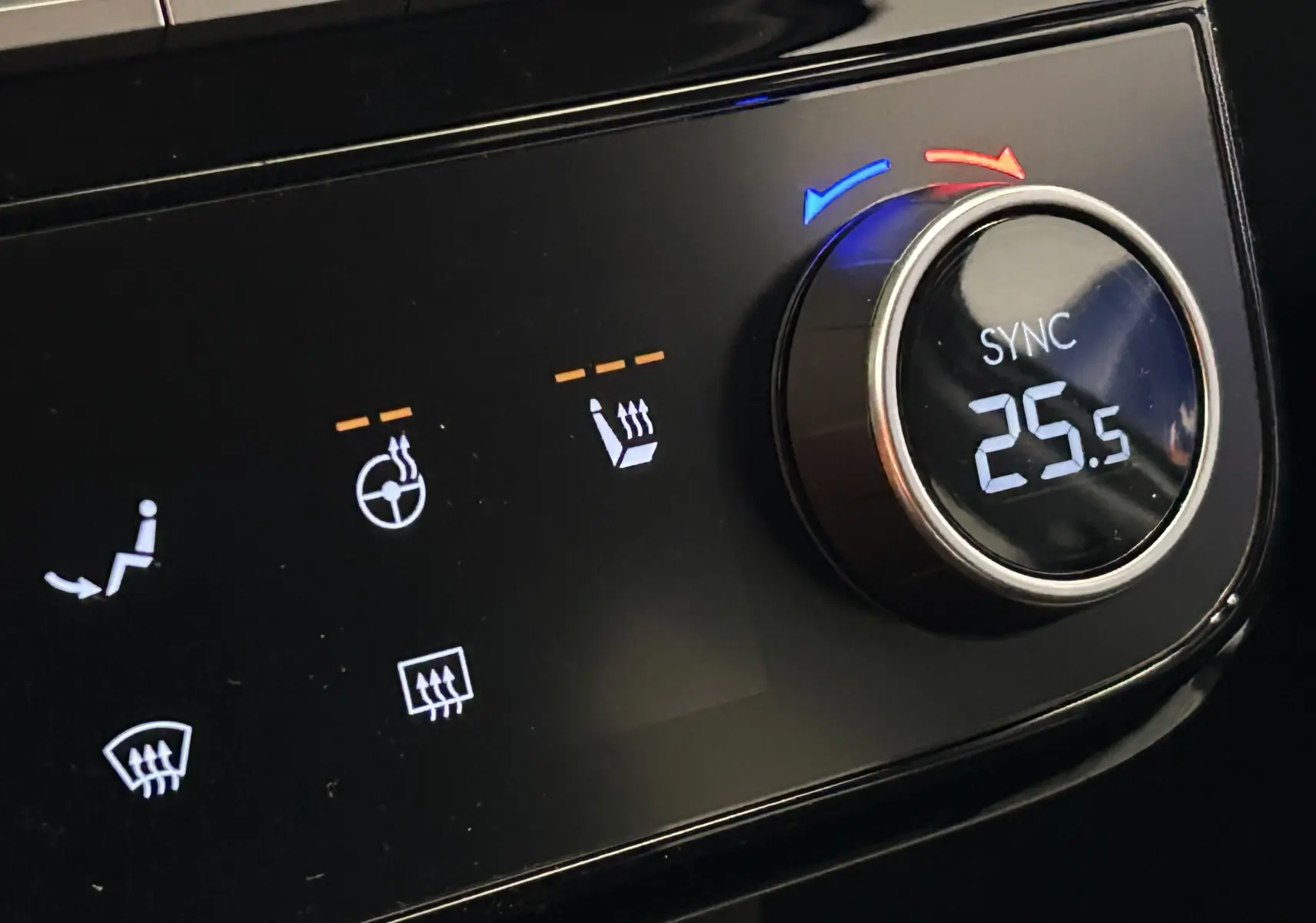 Gros plan sur la commande de climatisation digitale du Hyundai Tucson 2025, affichant 25,5°C en mode SYNC.
