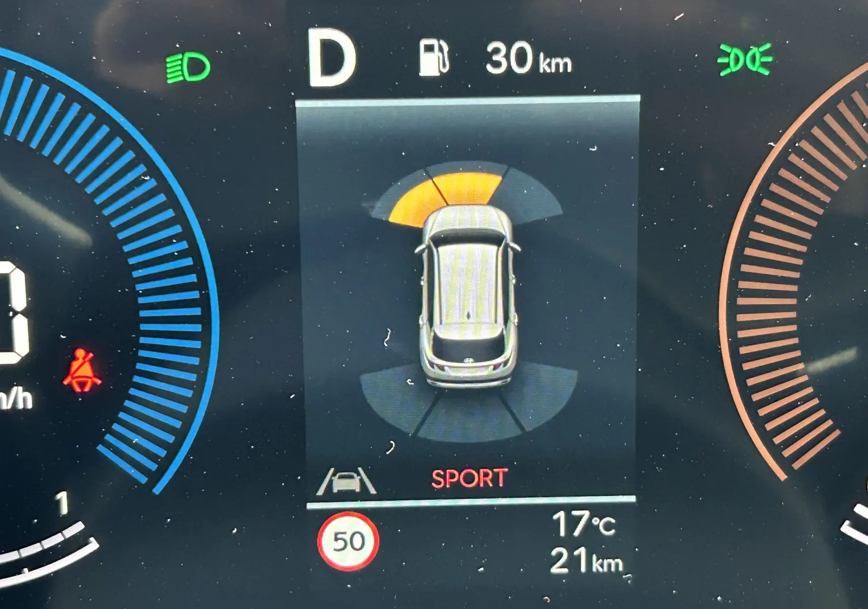 Affichage numérique du tableau de bord du Hyundai Tucson 2025 en mode Sport avec autonomie et vitesse limitée à 50 km/h.