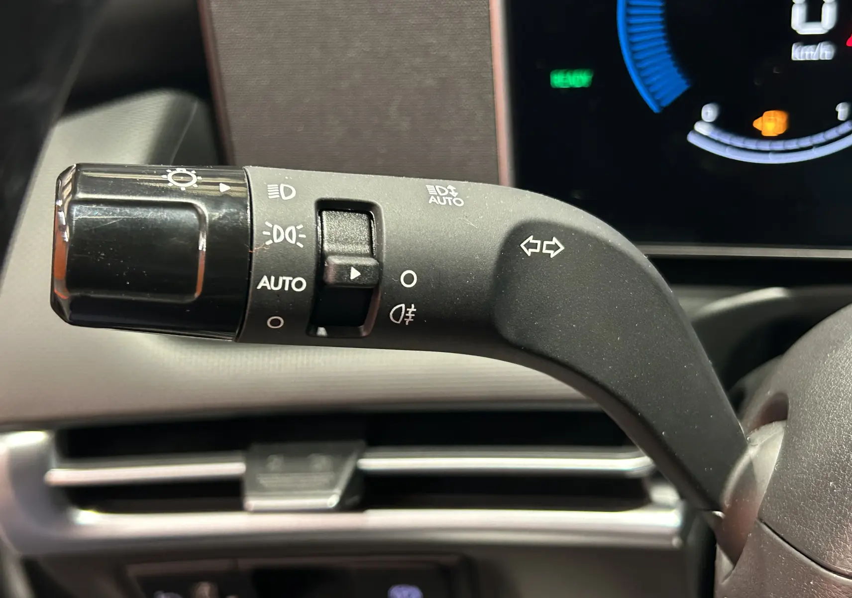 Gros plan sur la manette de clignotants à gauche du volant du Hyundai Tucson 2025 finition Style en intérieur noir.