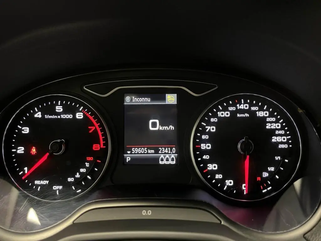 Tableau de bord numérique de l'Audi Q2 2022 avec compte-tours et compteur de vitesse à 0 km/h.