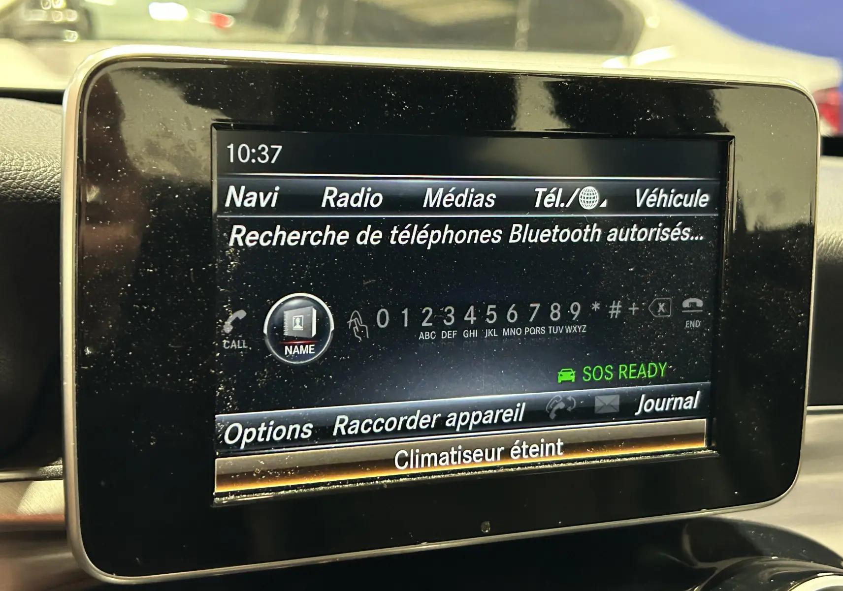 Écran central de la Mercedes Classe C 200d bleu 2018 affichant la recherche Bluetooth et options multimédia.
