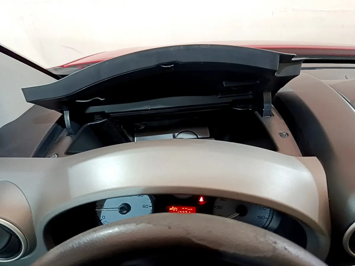 Vue intérieure centrée sur le tableau de bord ouvert du Citroën Berlingo rouge, version BlueHDi 75 BVM Feel 2016.