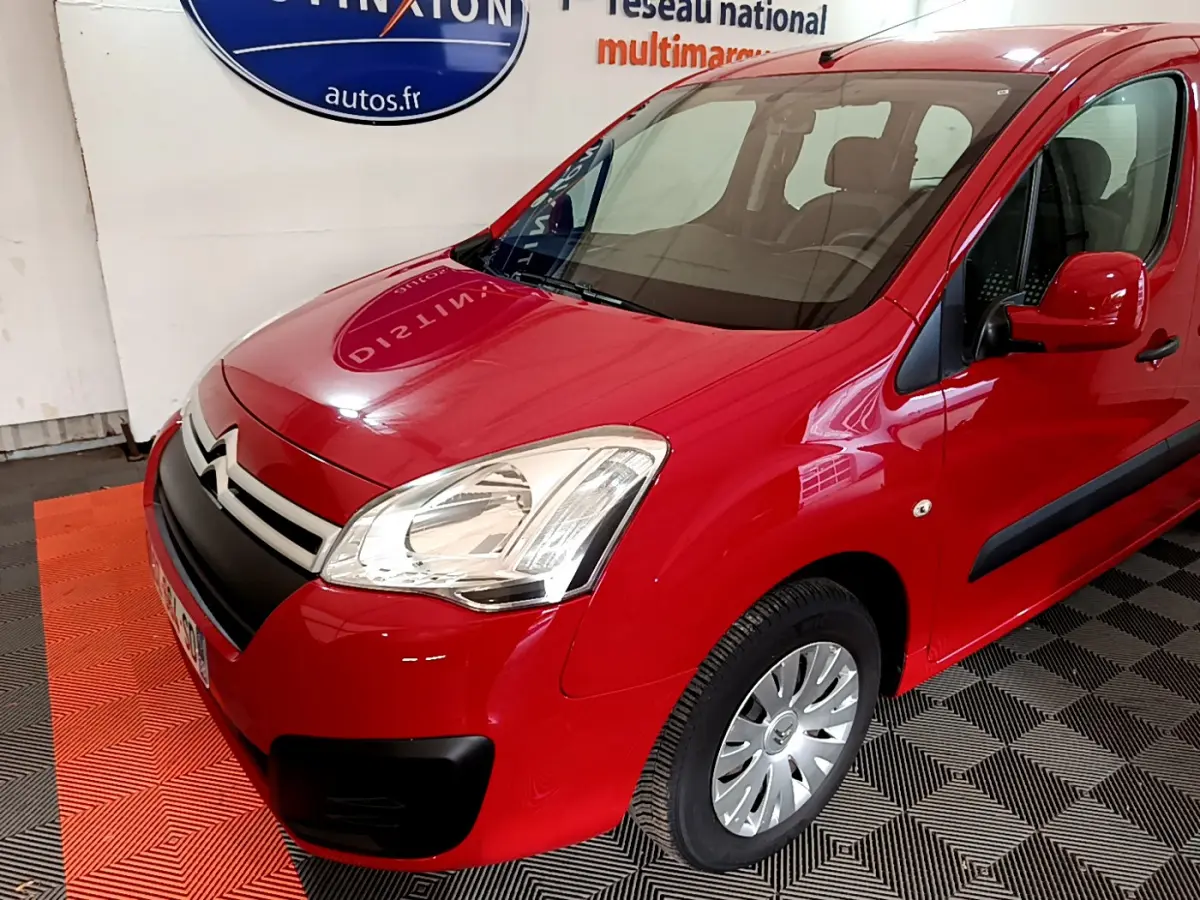 Vue 3/4 avant droit d'un Citroën Berlingo rouge 2016 avec phares halogènes et rétroviseurs électriques.