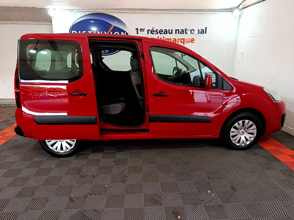 Profil droit d'un Citroën Berlingo rouge 2016 avec porte coulissante arrière ouverte, intérieur visible.