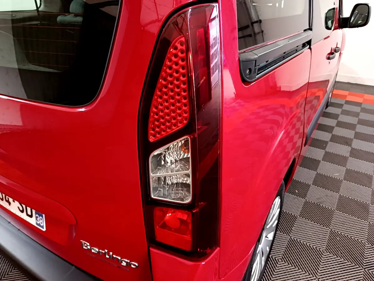Vue arrière côté gauche du Citroën Berlingo rouge 2016, mettant en valeur le feu arrière et la porte arrière.