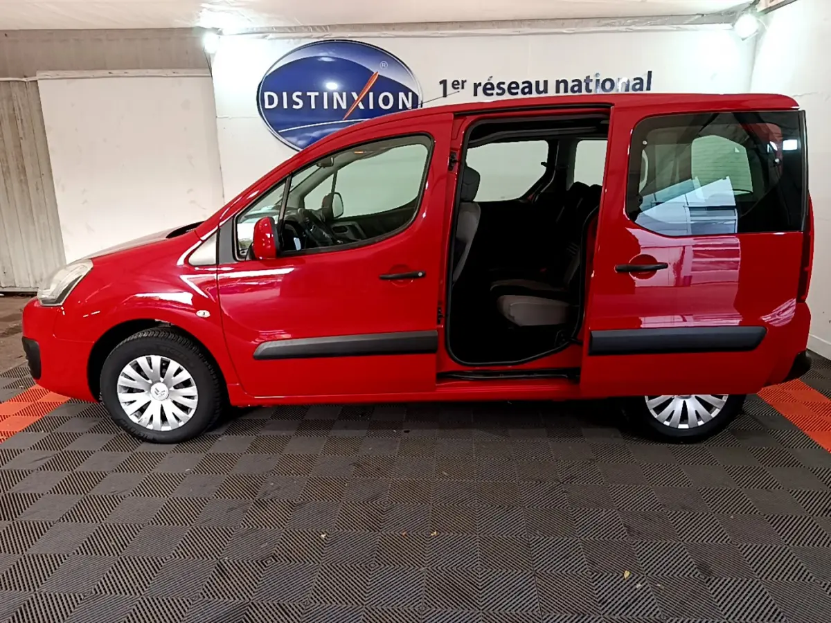 Profil gauche d'un Citroën Berlingo rouge 2016 avec porte coulissante arrière ouverte, intérieur visible.