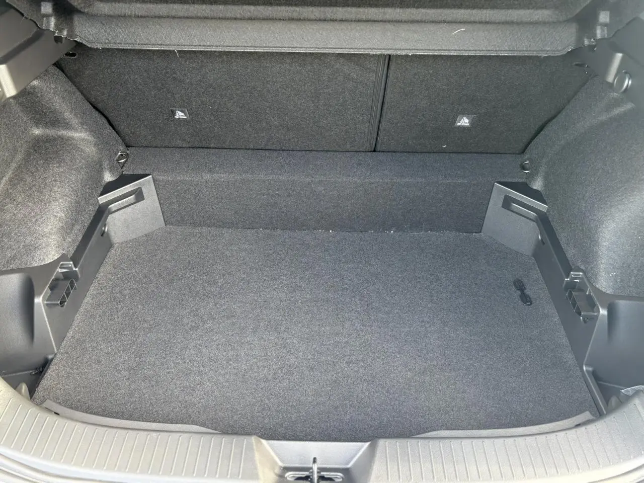 Coffre spacieux vu de dessus du Nissan Qashqai III blanc nacré, avec revêtement intérieur gris foncé.