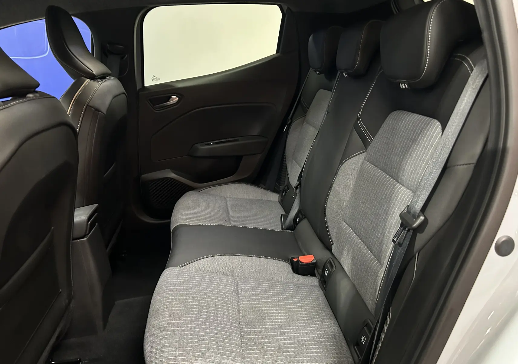 Vue intérieure côté droit des sièges arrière bi-matière gris clair et noir de la Renault Clio V E-Tech 2025.