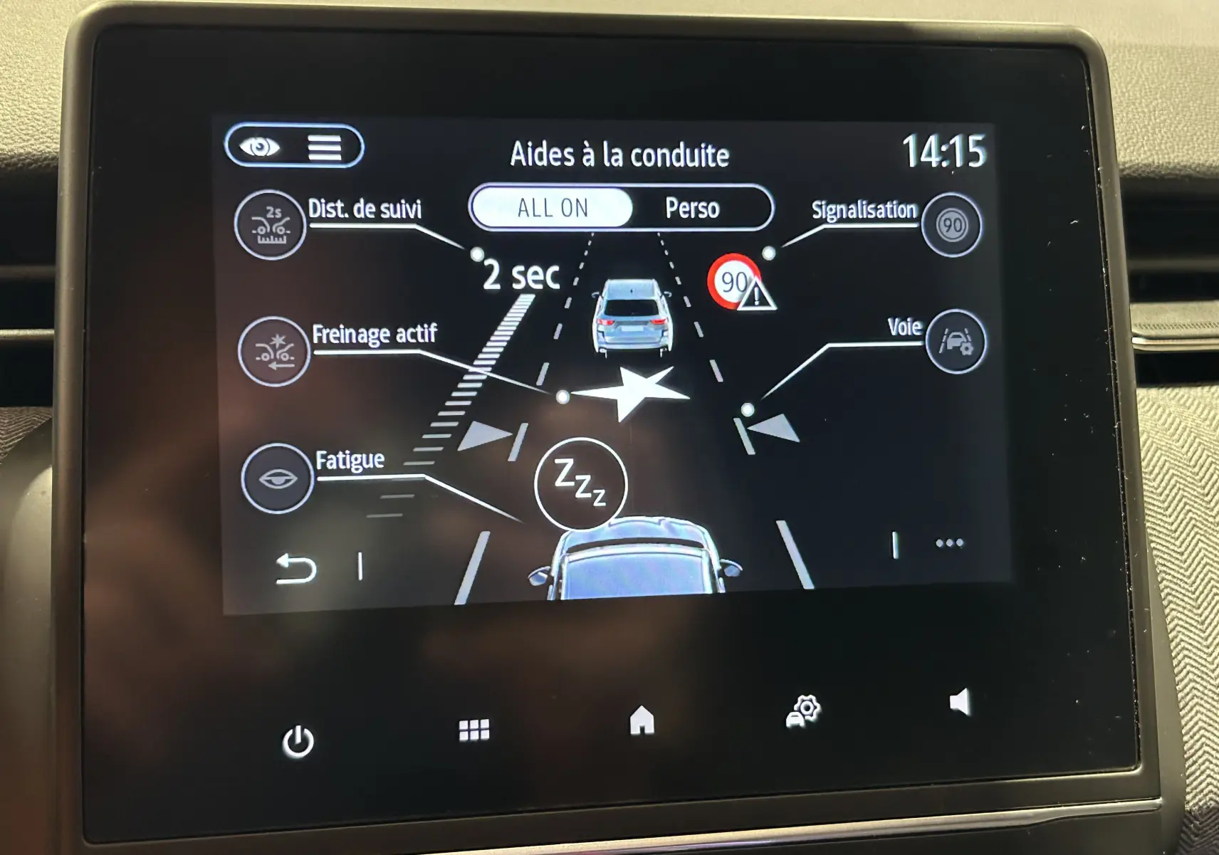 Écran tactile intérieur montrant les aides à la conduite du Renault Clio V gris Rafale, vue frontale du tableau de bord.