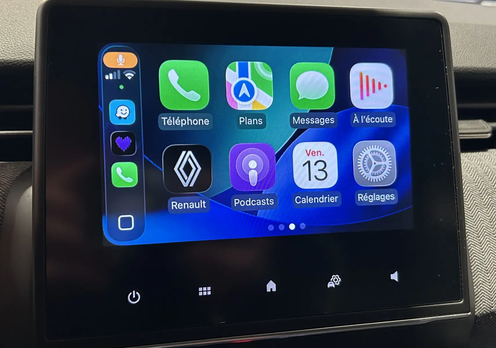 Écran tactile central de la Renault Clio V E-Tech affichant les applications téléphone, plans, messages et podcasts.