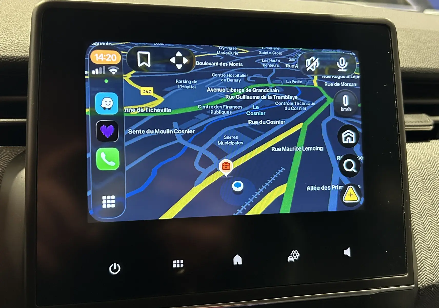 Écran tactile central affichant le GPS avec carte détaillée dans une Renault Clio V E-Tech 2025.