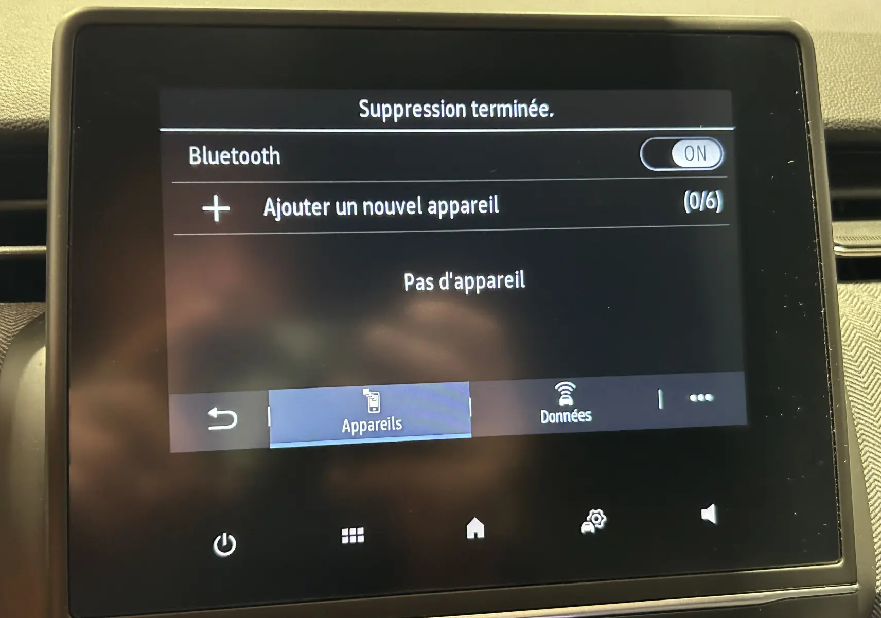 Écran tactile central de la Renault Clio V E-Tech gris Rafale, affichant le menu Bluetooth sans appareil connecté.