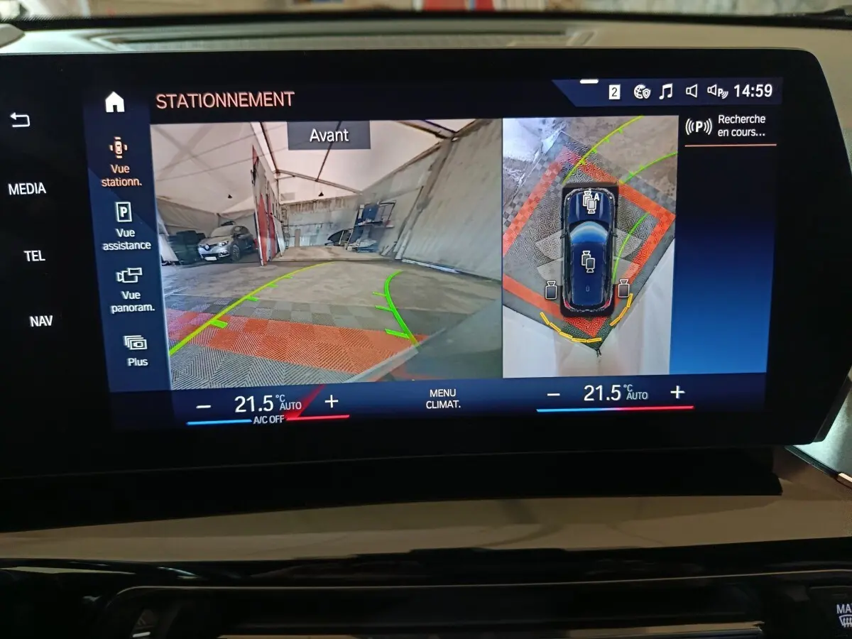 Écran tactile du BMW X1 noir montrant l’aide au stationnement avec vue avant et vue 360° du véhicule.