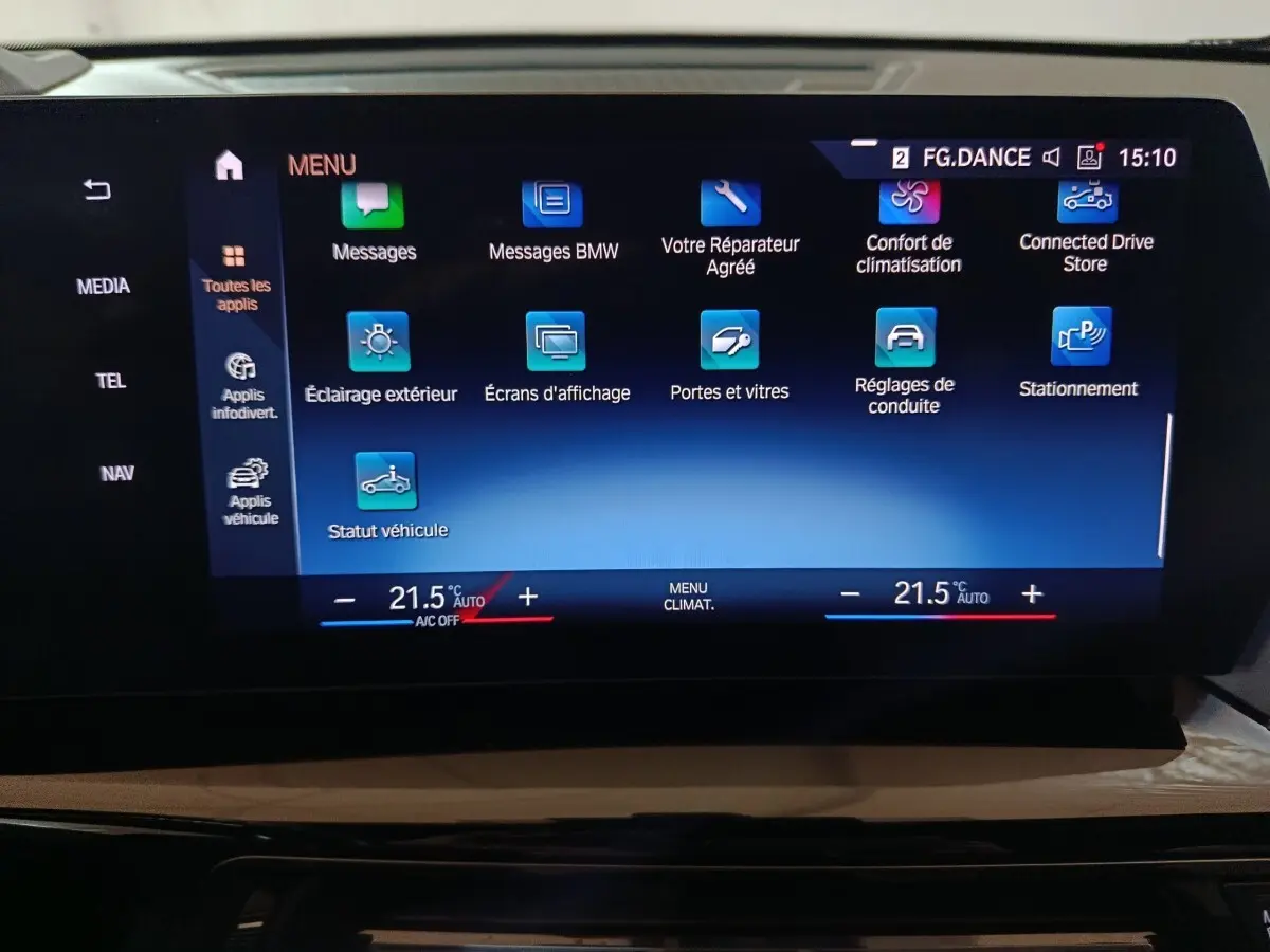 Écran tactile central du BMW X1 xDrive23i M Sport 2023 affichant le menu des applications et réglages climatisation.