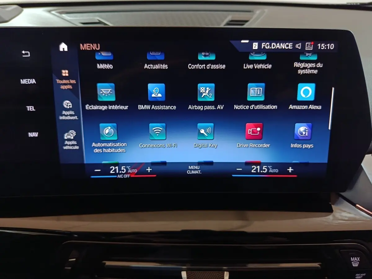 Écran tactile central du tableau de bord du BMW X1 noir 2023 affichant le menu des applications et réglages.