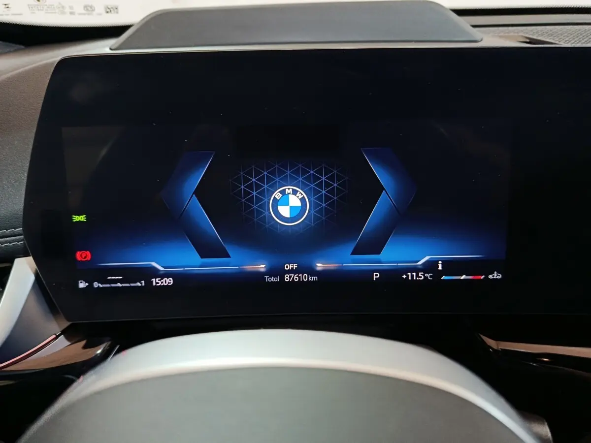 Affichage numérique du combiné d'instruments BMW X1 xDrive23i M Sport, vue frontale du tableau de bord.