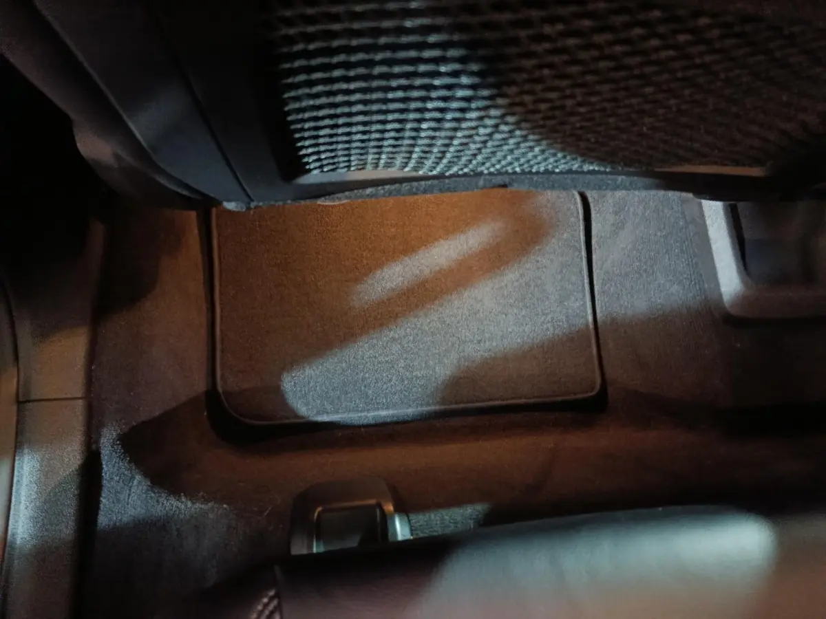 Vue rapprochée du tapis de sol noir côté passager arrière du BMW X1 xDrive23i M Sport 2023.