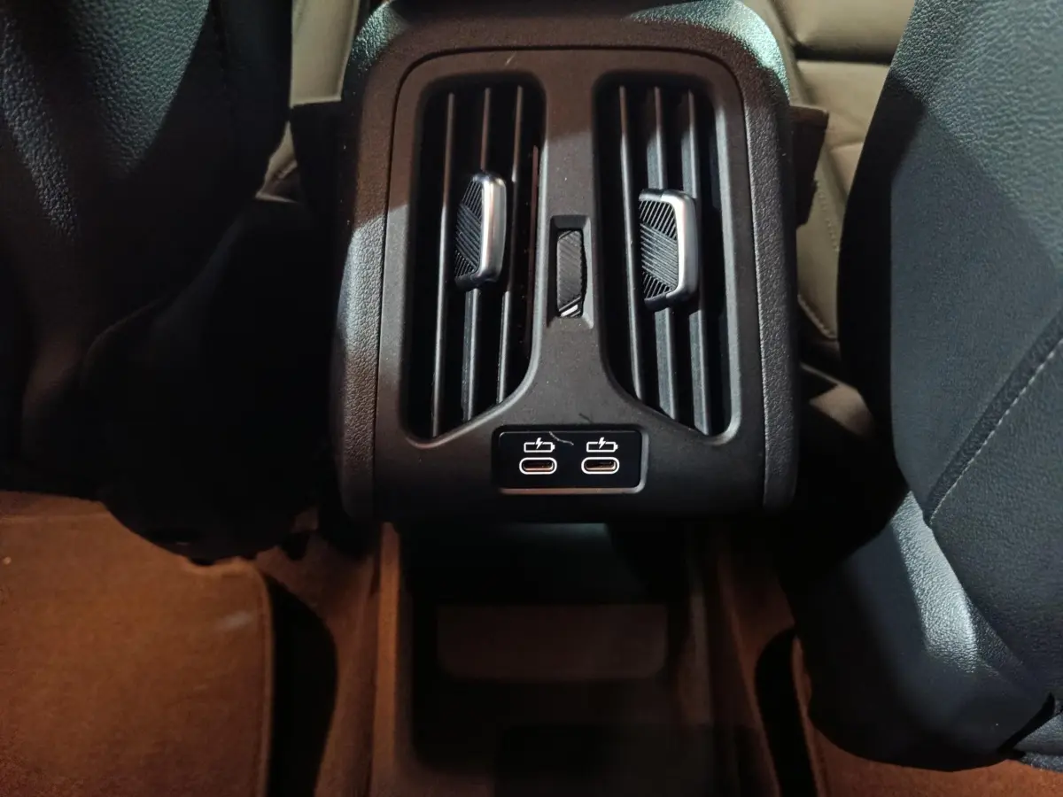 Vue rapprochée des aérateurs arrière noirs et des ports USB-C du BMW X1 xDrive23i M Sport 2023.