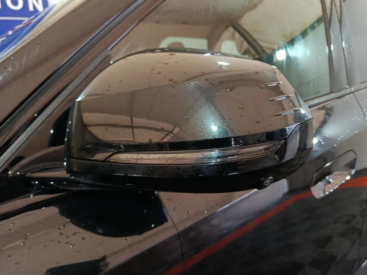 Rétroviseur côté gauche noir brillant de BMW X1 xDrive23i M Sport 2023 avec clignotant intégré et caméra.