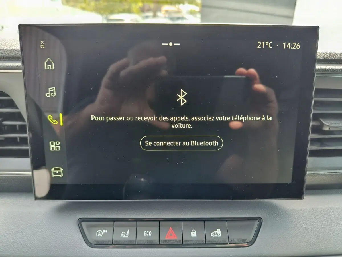 Écran tactile central du tableau de bord du Renault Master blanc, affichant la connexion Bluetooth, vue de face.