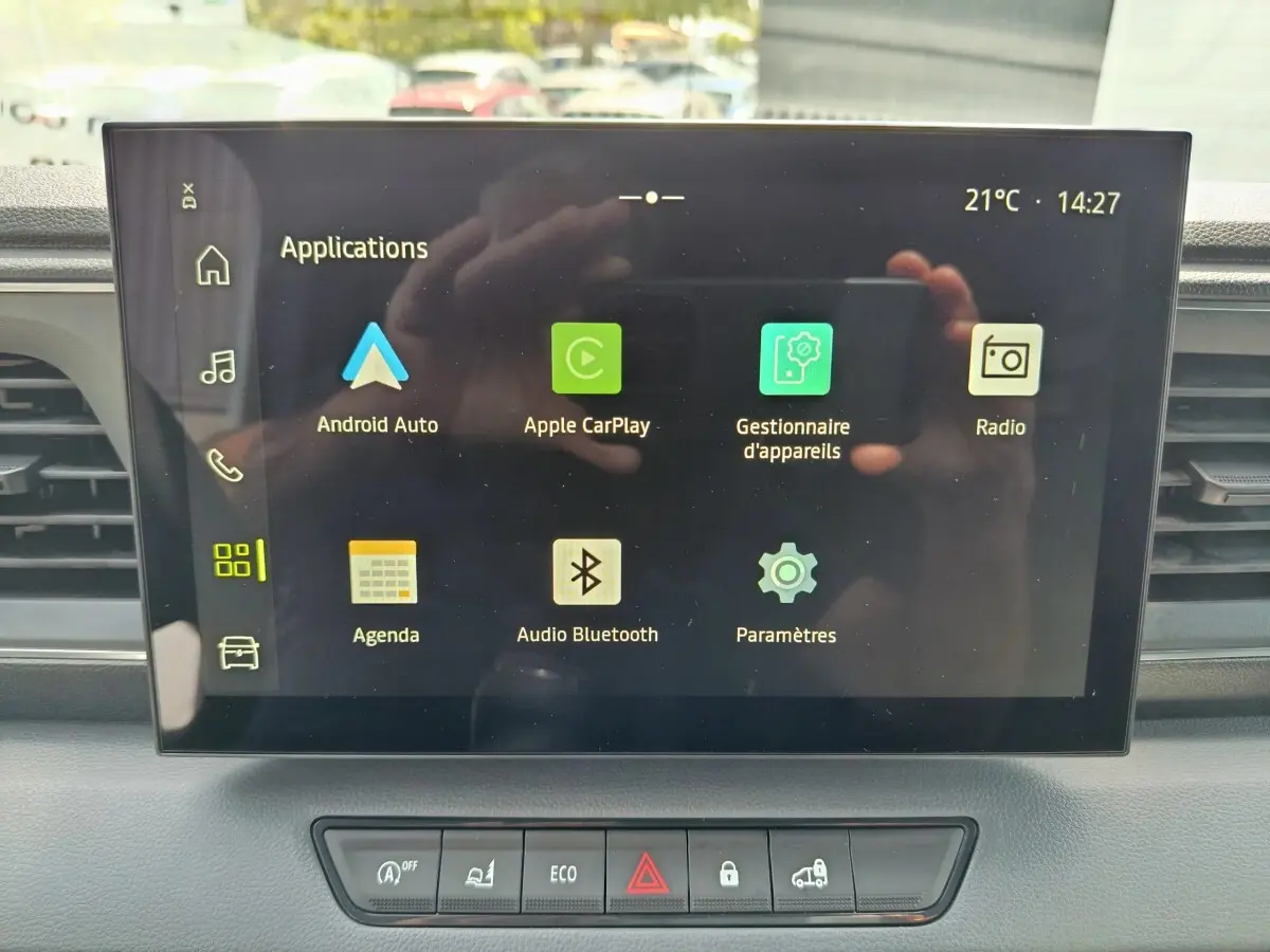Écran tactile central du tableau de bord du Renault Master blanc, affichant les applications Android Auto et Apple CarPlay.