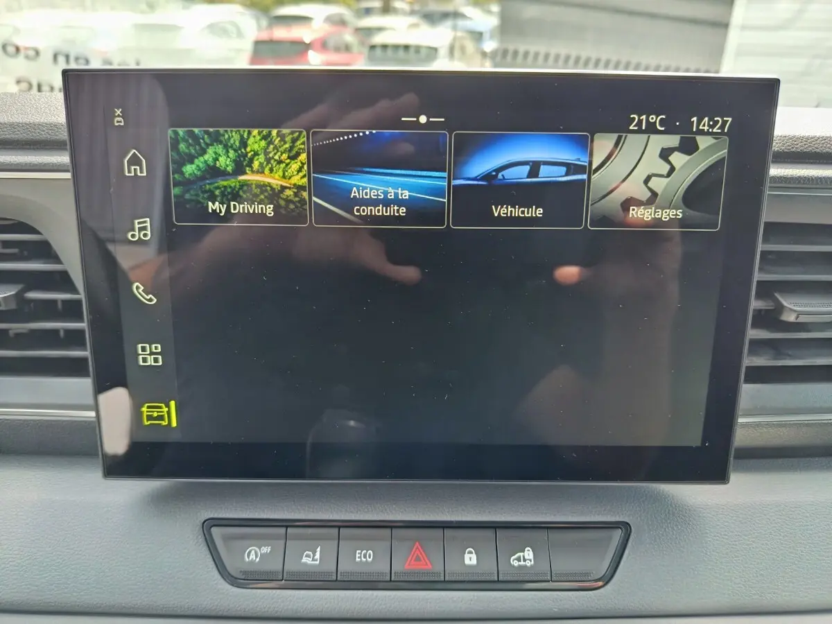 Écran tactile central du tableau de bord du Renault Master 2025, affichant les options de conduite et réglages.
