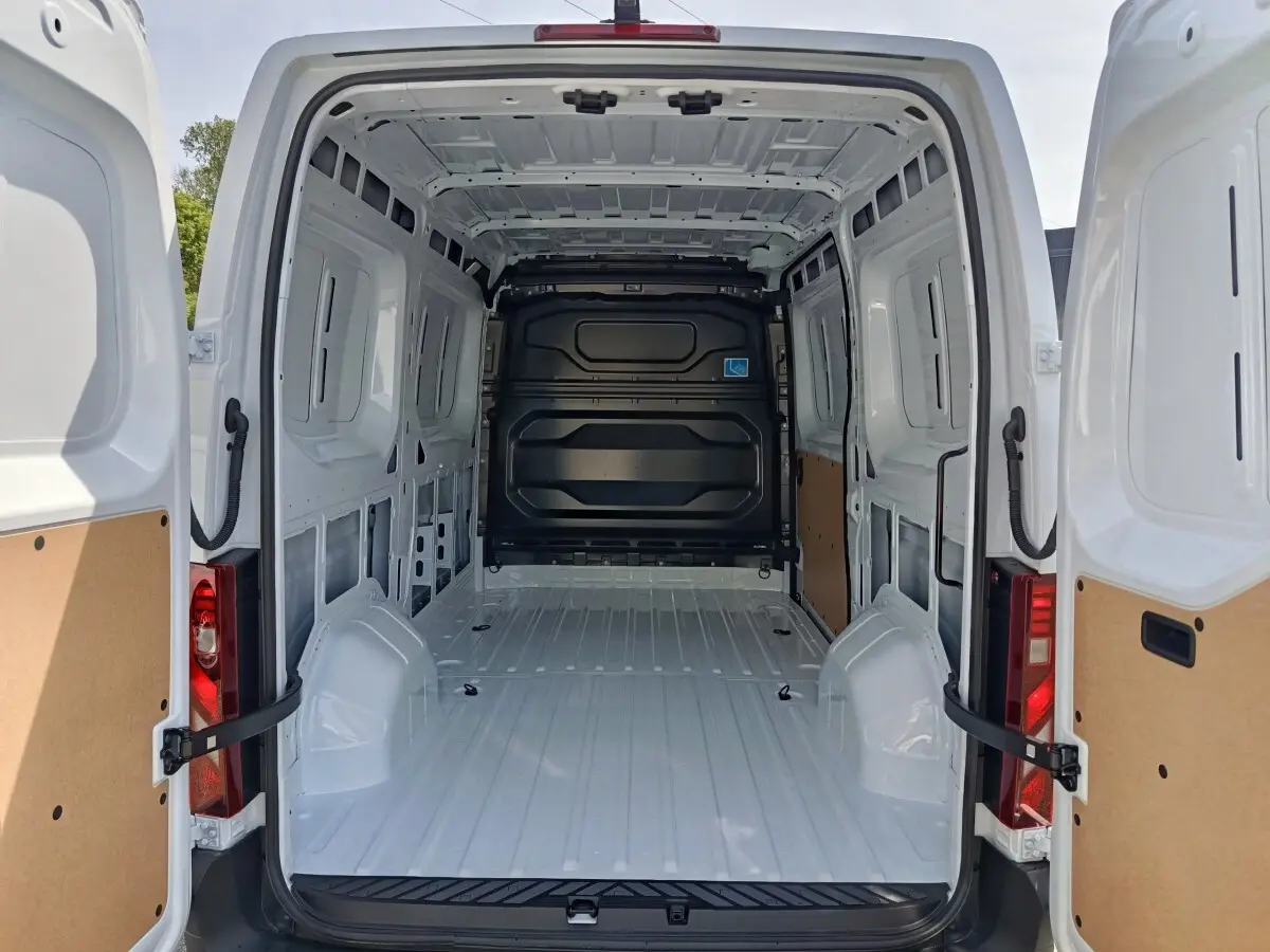 Vue arrière ouverte du Renault Master blanc montrant l'intérieur spacieux et vide de la zone de chargement.