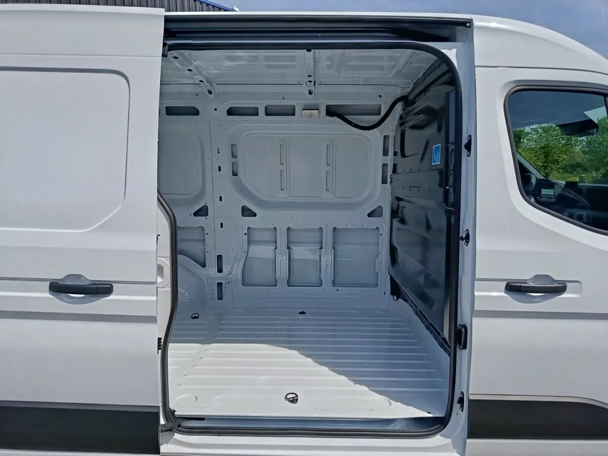 Vue latérale droite du Renault Master blanc 2025 avec porte coulissante ouverte montrant l’espace de chargement vide.